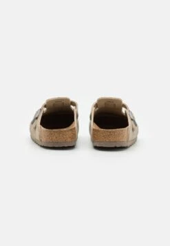 Birkenstock Boston Regular FitPantofoleDesert Dust Gray Taupe Uomo Pantofole BI112G05K-O11 -Birkenstock Italia 4a4a77a0b30a4770a9da83f7576241c9